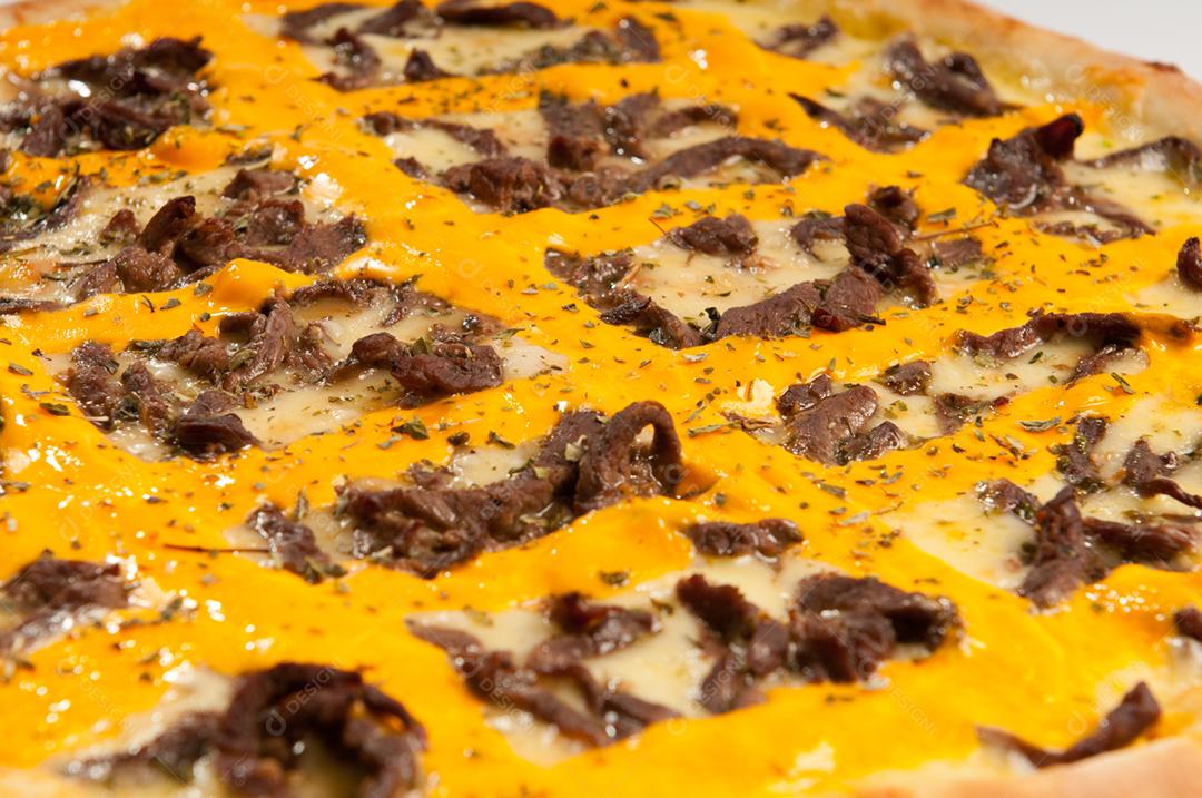 Comida pizza de file mignon sobre fundo branco