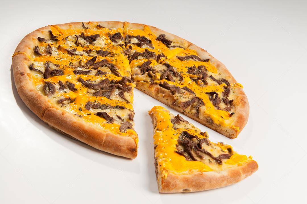 Comida pizza de file mignon sobre fundo branco