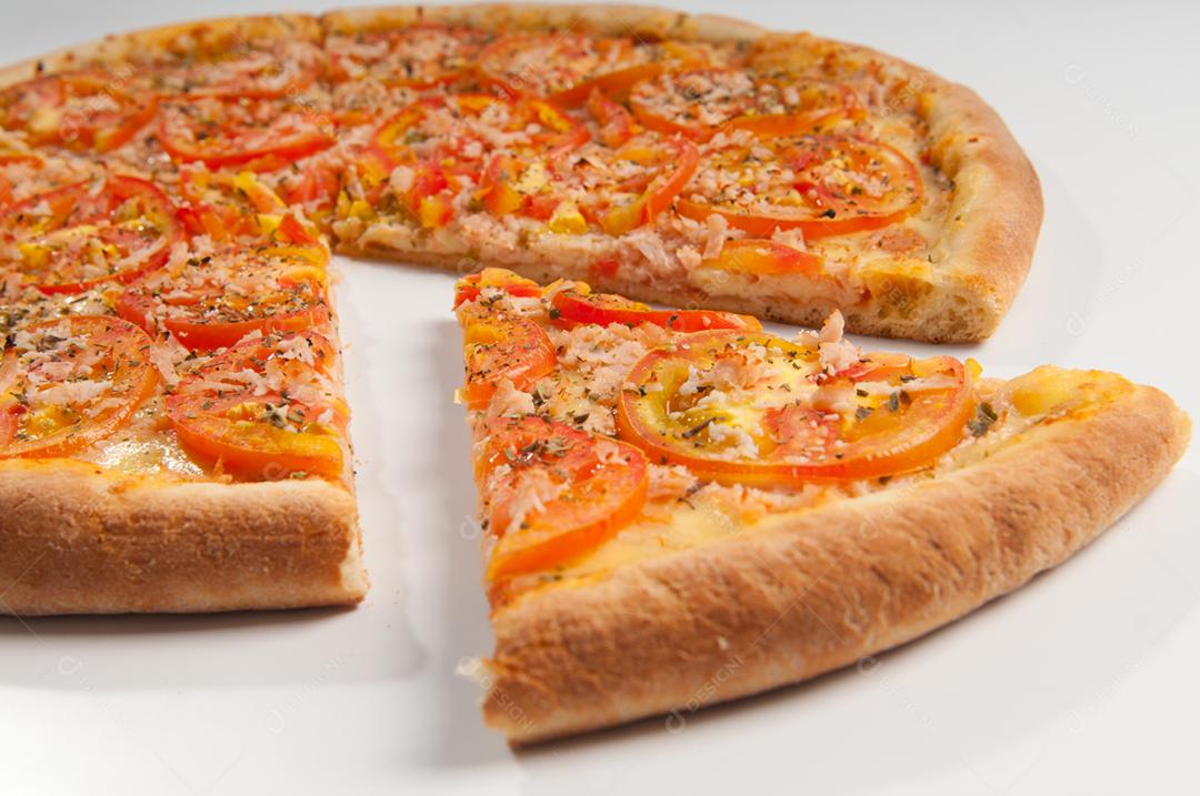 Comida Pizza Margherita sobre fundo branco