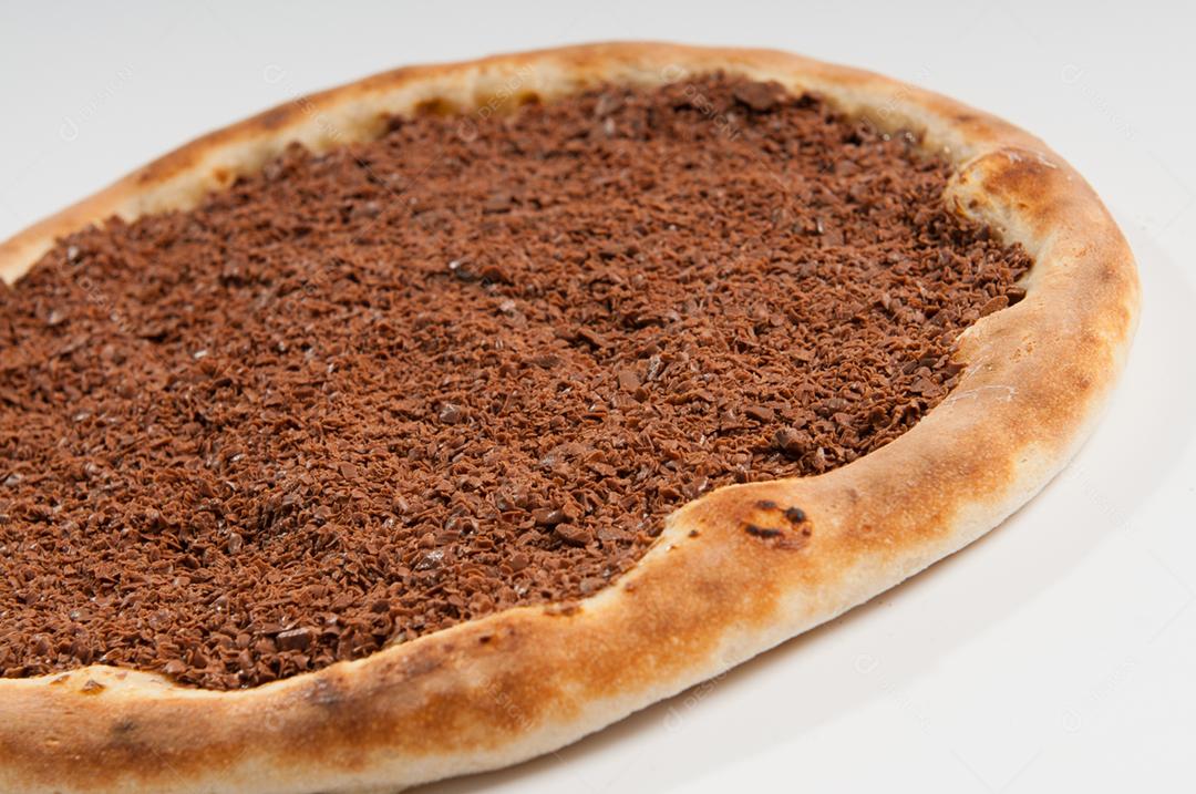 Comida pizza chocolate sobre fundo branco