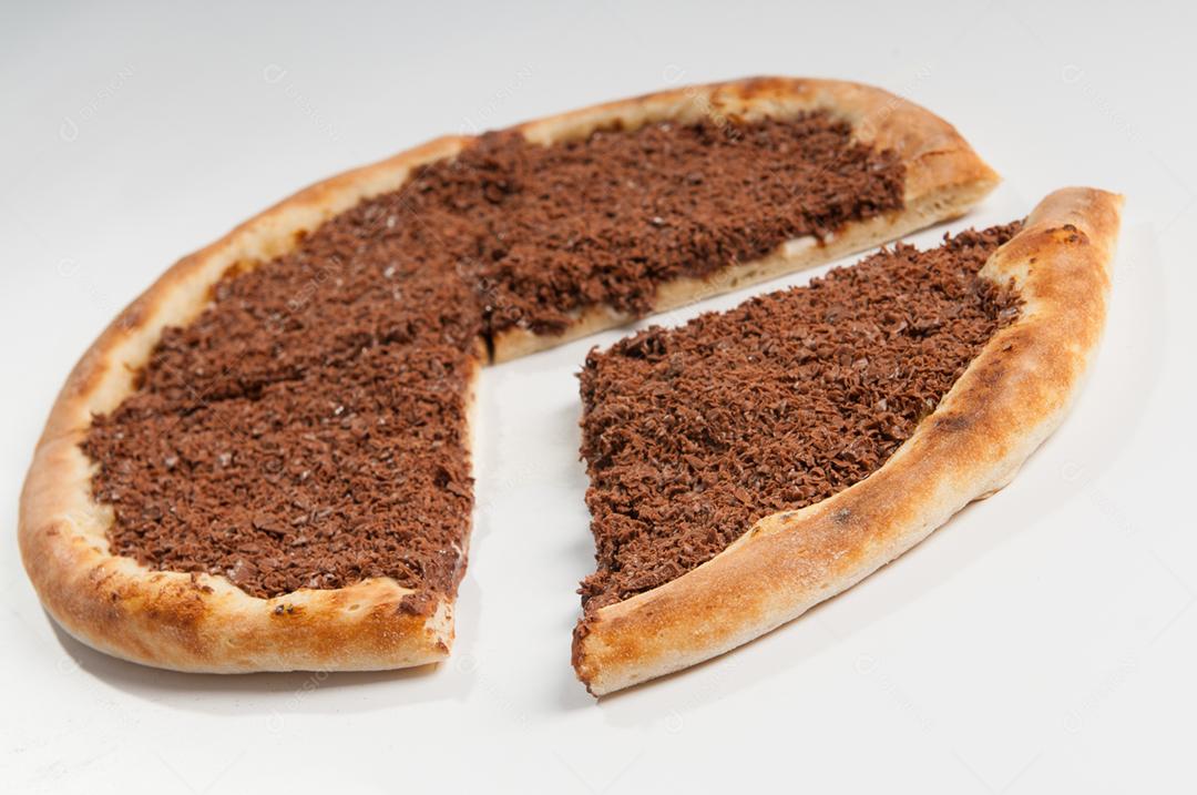 Comida pizza chocolate sobre fundo branco