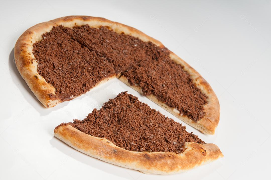Comida pizza chocolate sobre fundo branco