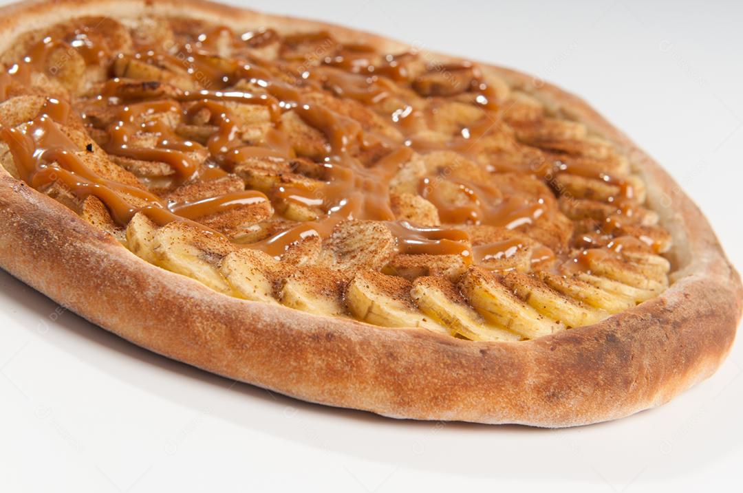 Comida pizza de doce de leite sobre fundo branco