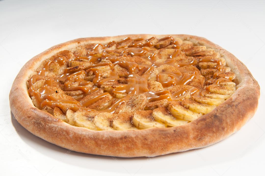 Comida pizza de doce de leite sobre fundo branco