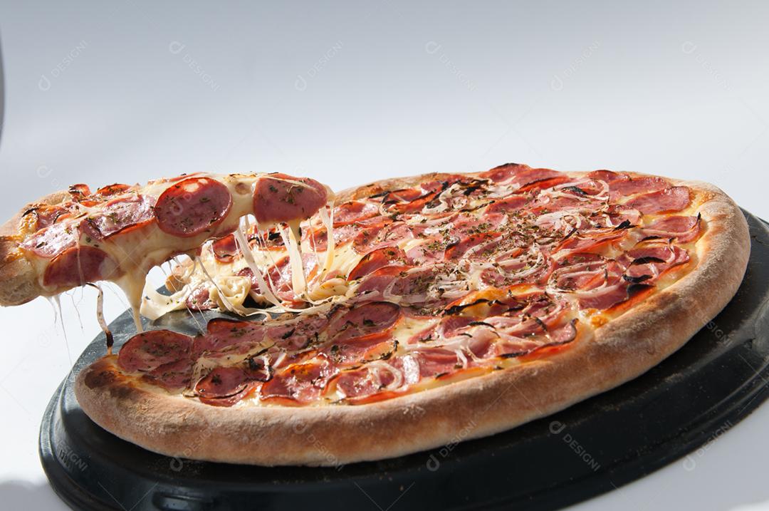 Comida pizza com recheio gostoso sobre fundo branco