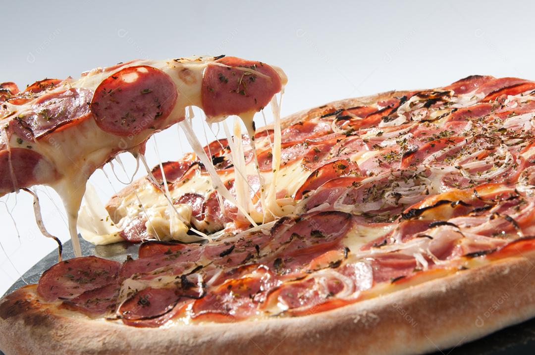 Comida pizza com recheio gostoso sobre fundo branco