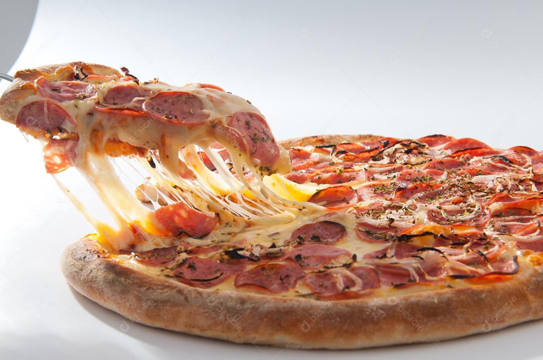 Comida pizza com recheio gostoso sobre fundo branco