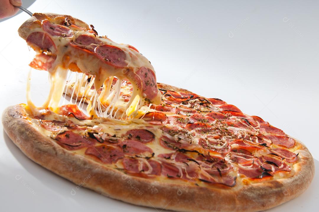 Comida pizza com recheio gostoso sobre fundo branco