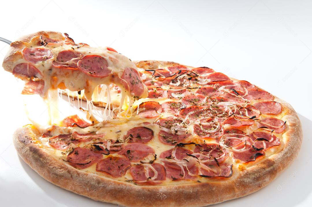 Comida pizza com recheio gostoso sobre fundo branco