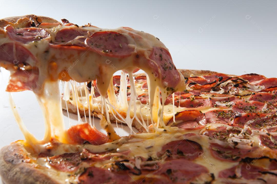 Comida pizza com recheio gostoso sobre fundo branco