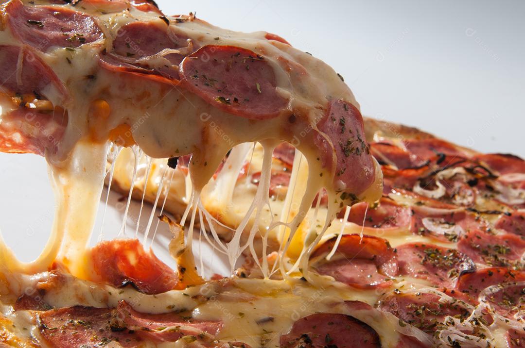 Comida pizza com recheio gostoso sobre fundo branco