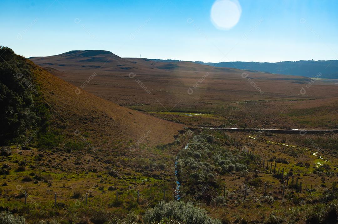 Paisagem motanhas penhascos campo dia ensolarado