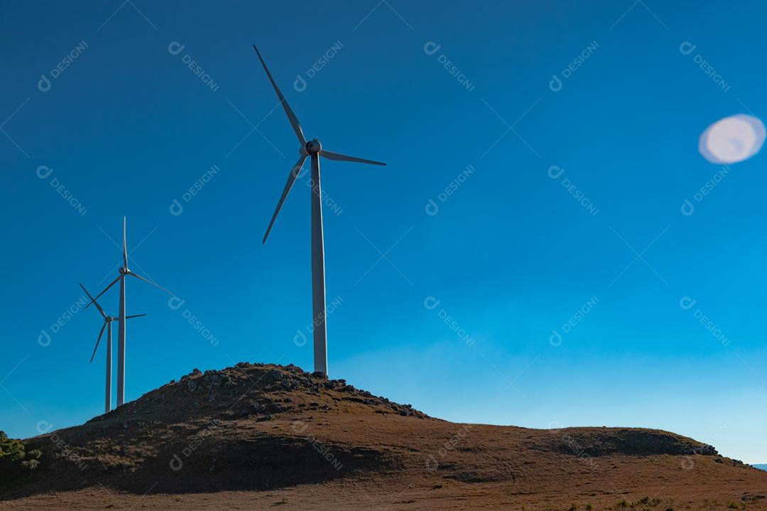 Parque eólico projeto industria sobre campo céu azul