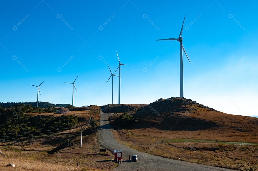 Parque eólico projeto industria sobre campo céu azul