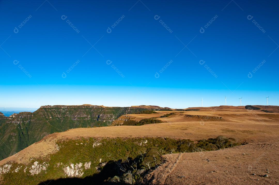 Paisagem motanhas penhascos campo dia ensolarado