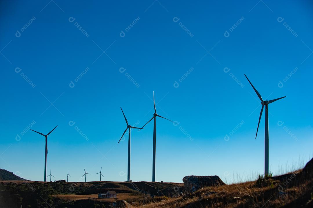 Parque eólico projeto industria sobre campo céu azul