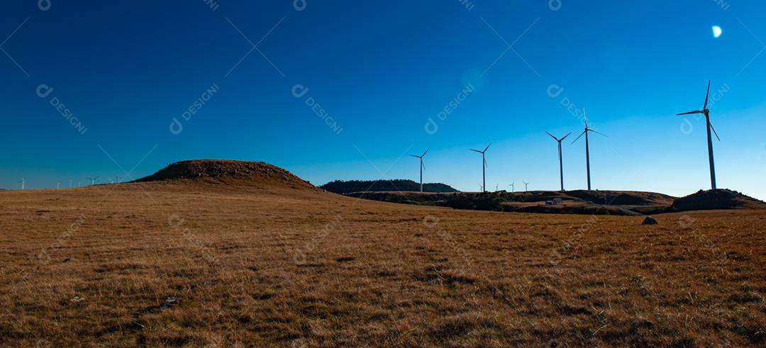 Parque eólico projeto industria sobre campo céu azul