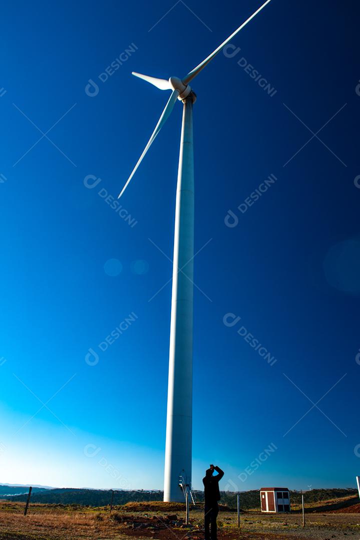 Parque eólico projeto industria sobre campo céu azul