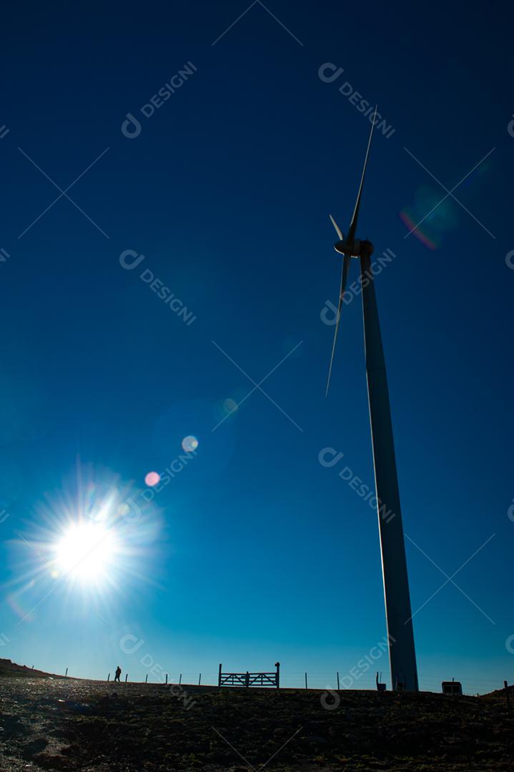 Parque eólico projeto industria sobre campo céu azul