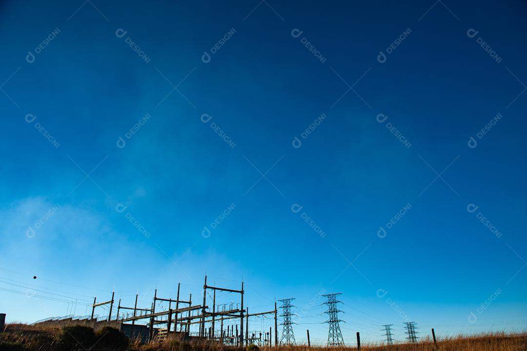 Parque eólico projeto industria sobre campo céu azul