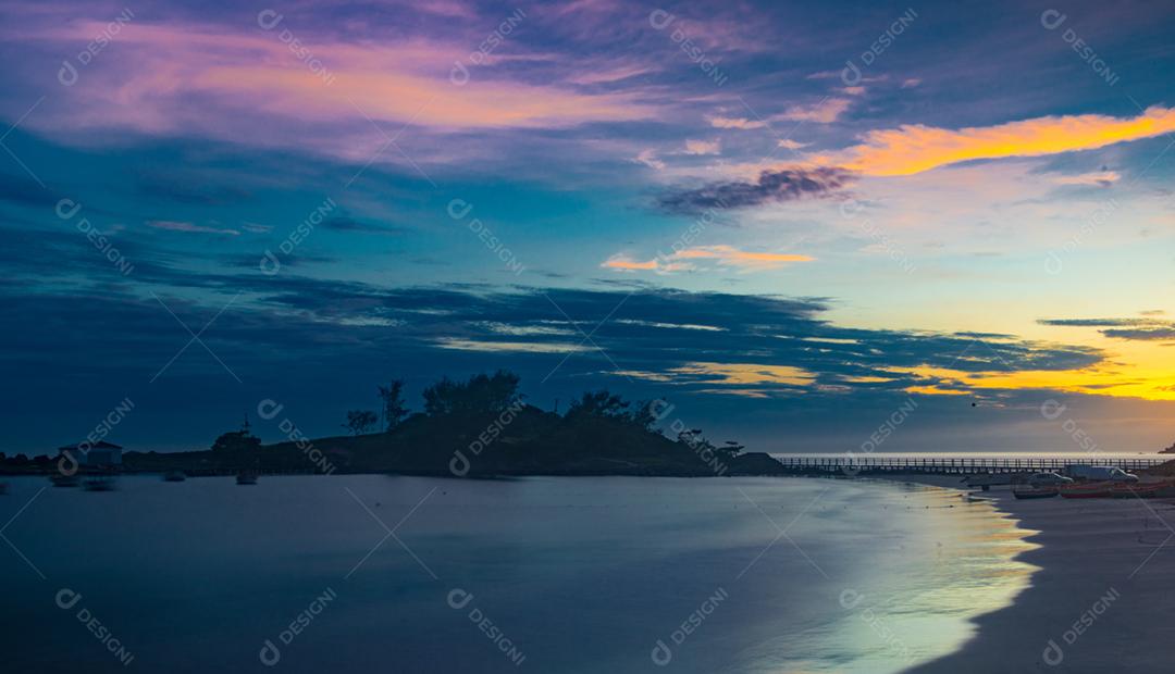 Paisagem vista por do sol praia lago céu nublado