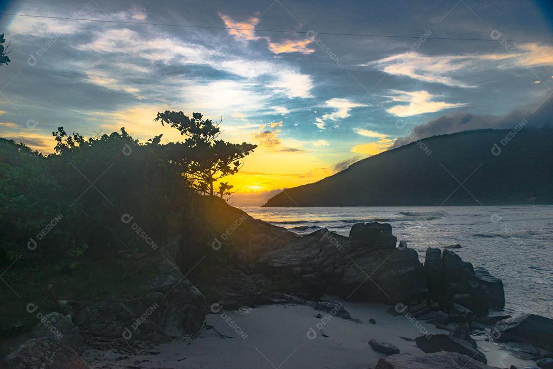 Paisagem vista por do sol praia lago céu nublado