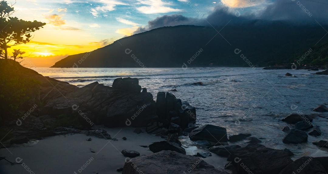Paisagem vista por do sol praia lago céu nublado