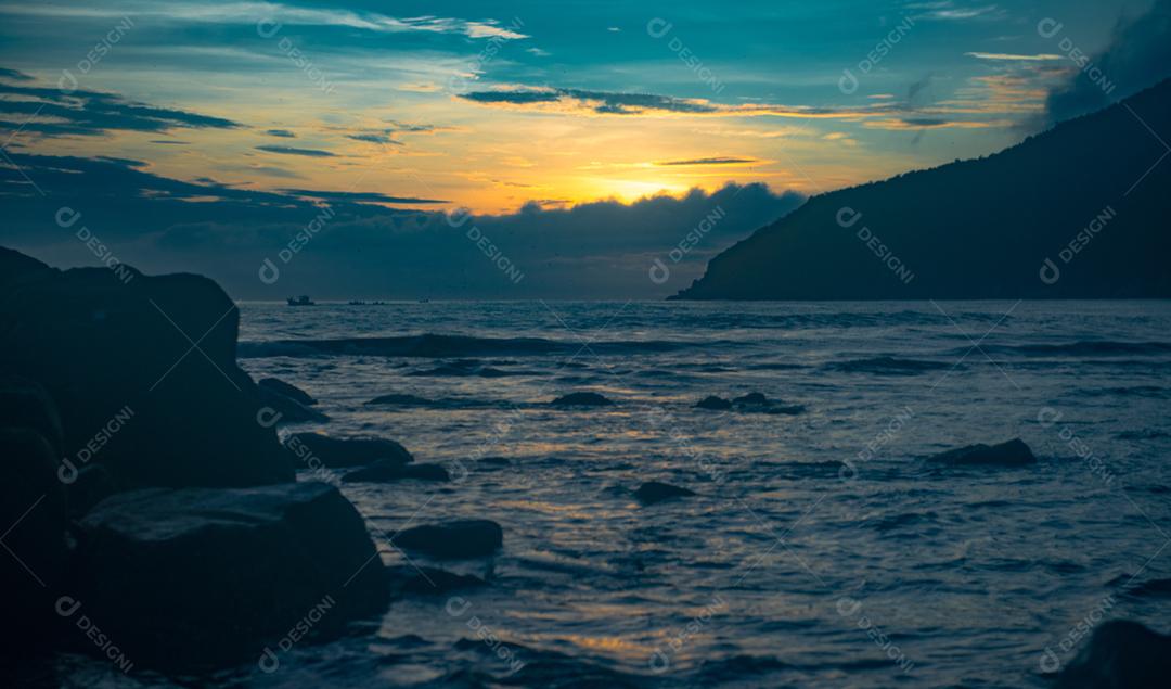 Paisagem vista por do sol praia lago céu nublado