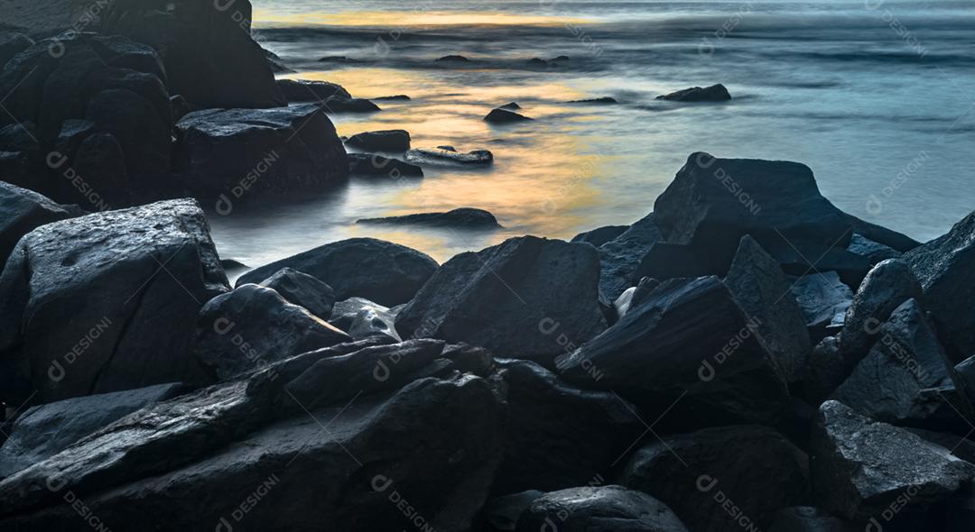 Paisagem vista por do sol praia lago céu nublado