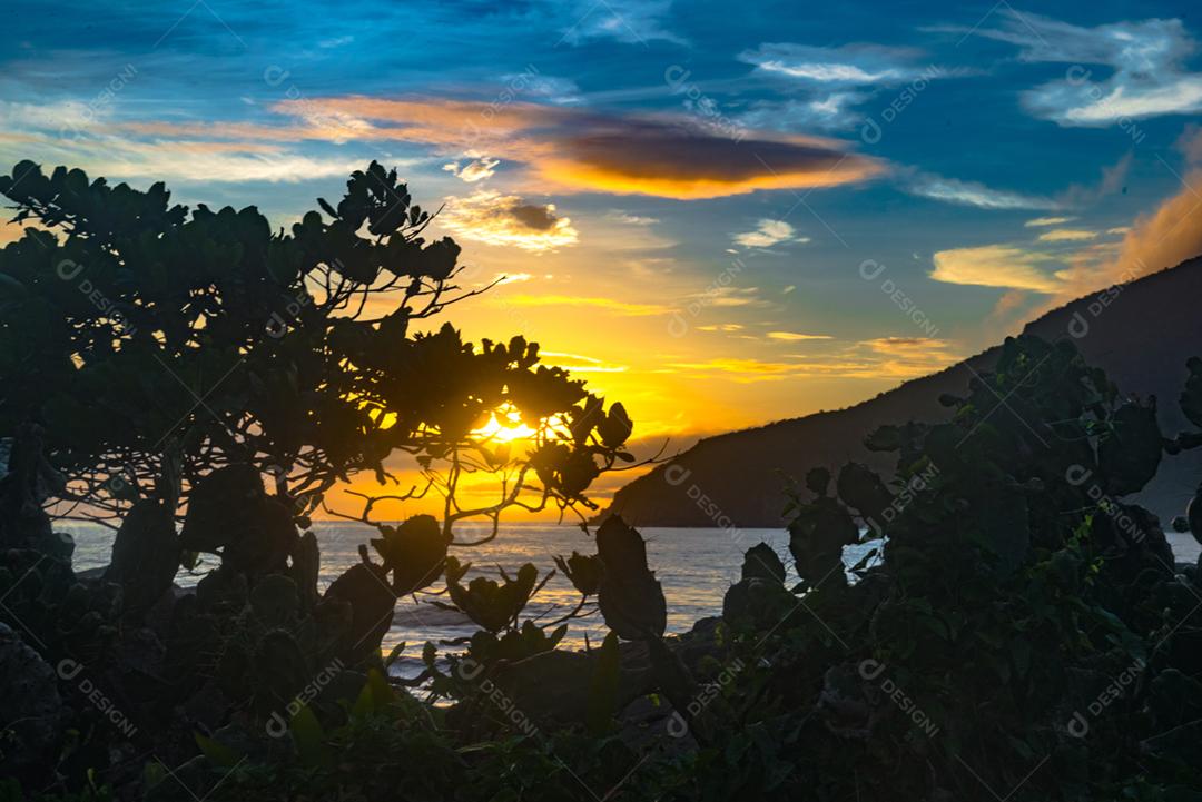 Paisagem vista por do sol praia lago céu nublado