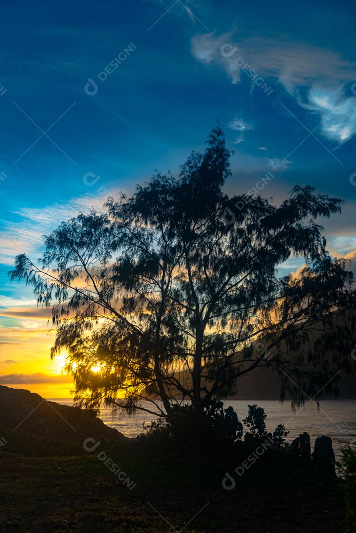 Paisagem vista por do sol praia lago céu nublado