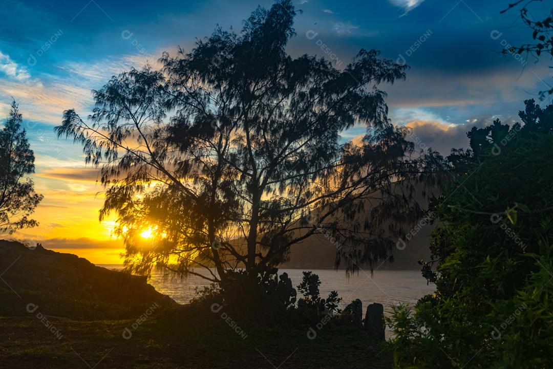 Paisagem vista por do sol praia lago céu nublado
