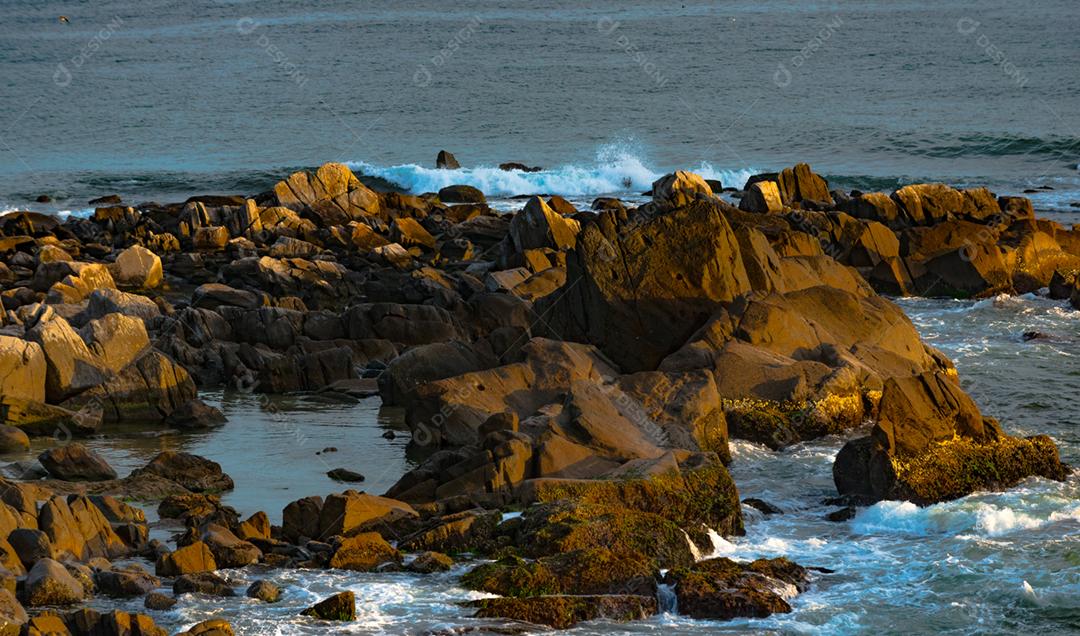 Paisagem vista por do sol praia lago céu nublado