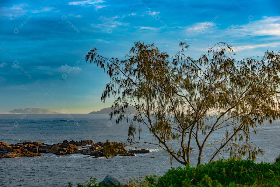 Paisagem vista por do sol praia lago céu nublado