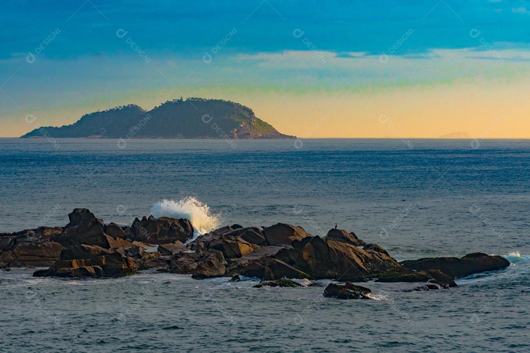 Paisagem vista por do sol praia lago céu nublado