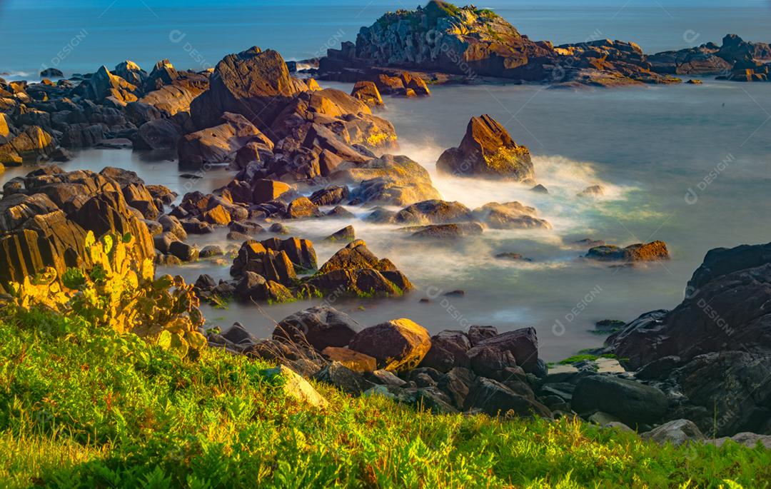 Paisagem vista por do sol praia lago céu nublado