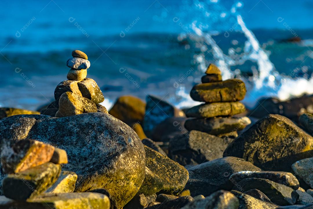 Paisagem por do sol praia pedreiras pedras rochas lago céu nublado