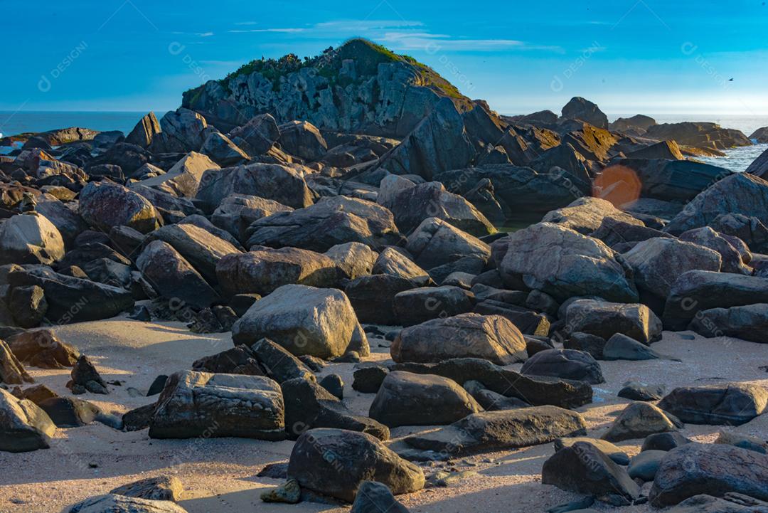 Paisagem por do sol praia pedreiras pedras rochas lago