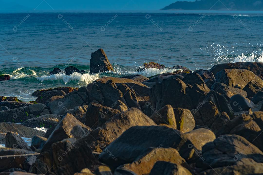 Paisagem por do sol praia pedreiras pedras rochas lago