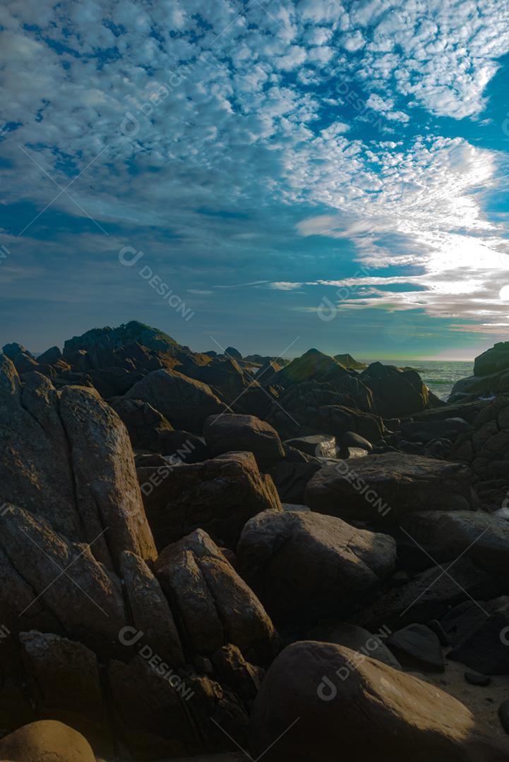 Paisagem pedreiras pedras rochas céu nublado
