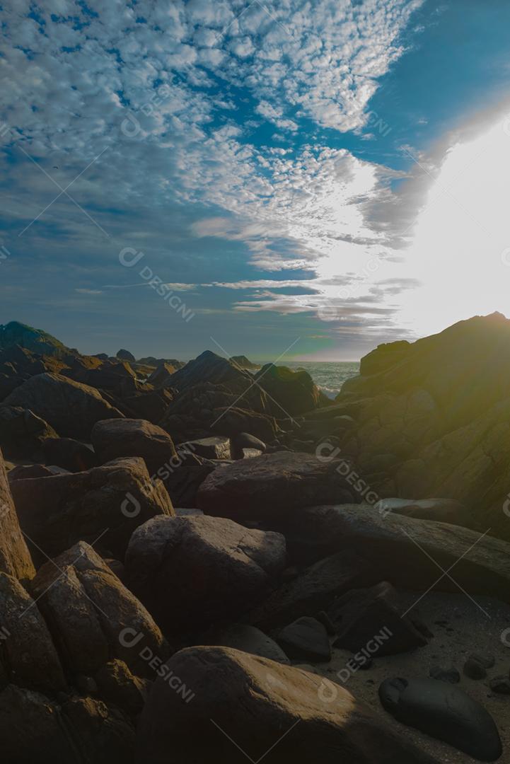 Paisagem pedreiras pedras rochas céu nublado
