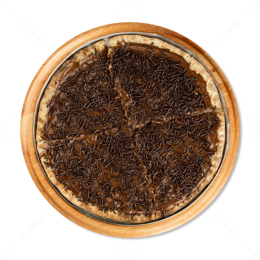 Pizza de brigadeiro brasileiro com chocolate moído isolado sobre fundo branco.
