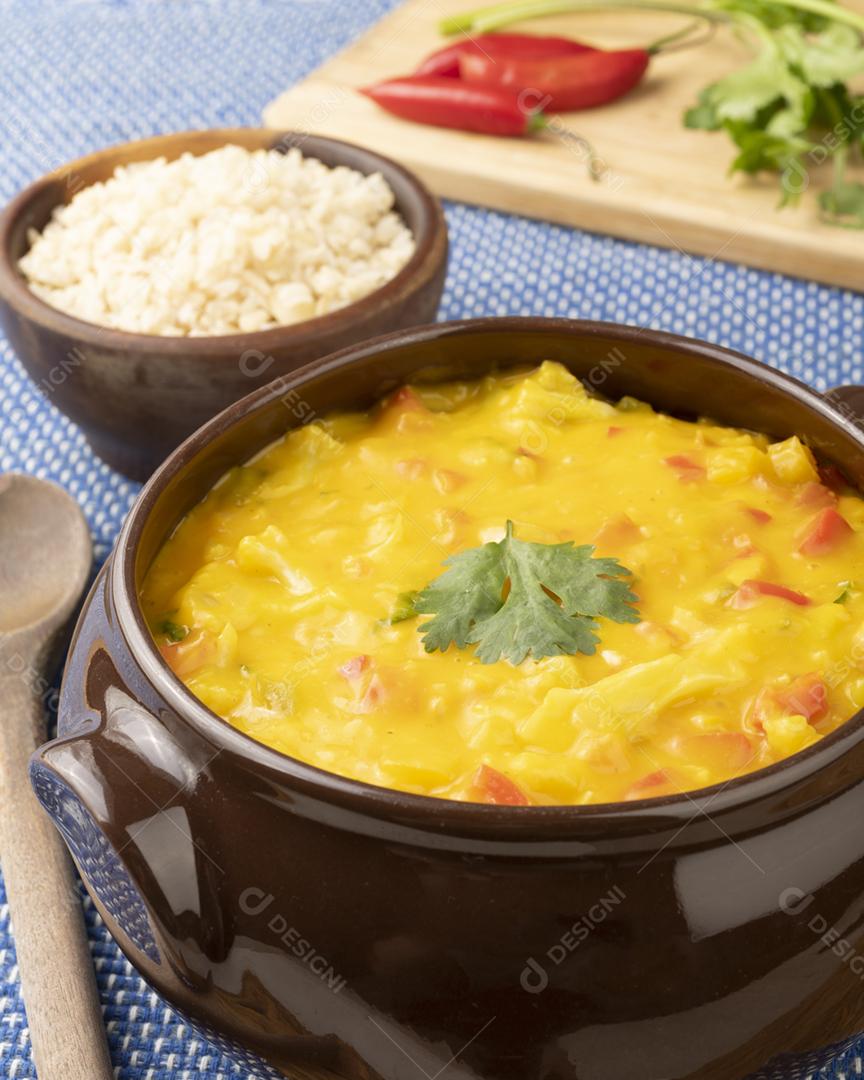 Versão vegana do típico bobo de camarão brasileiro. Creme de couve-flor, pimentão, tomate, mandioca e castanha de caju.