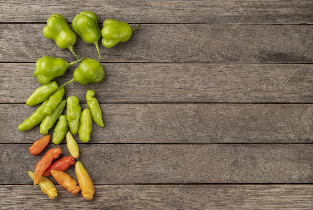 Pimentas brasileiras sortidas sobre mesa de madeira