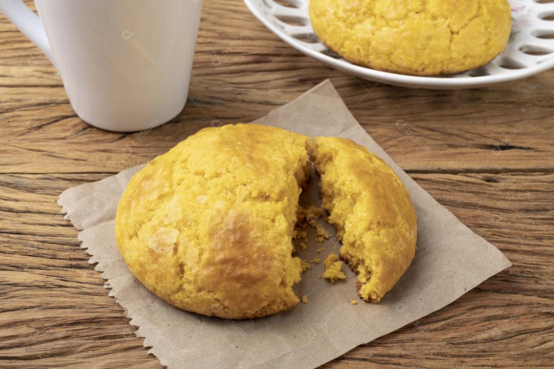 Broa, pão de farinha de milho típico brasileiro com café.