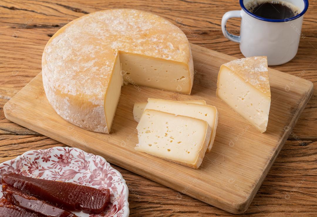 Queijo Canastra Artesanal de Minas Gerais, Brasil com café e doce de goiaba.