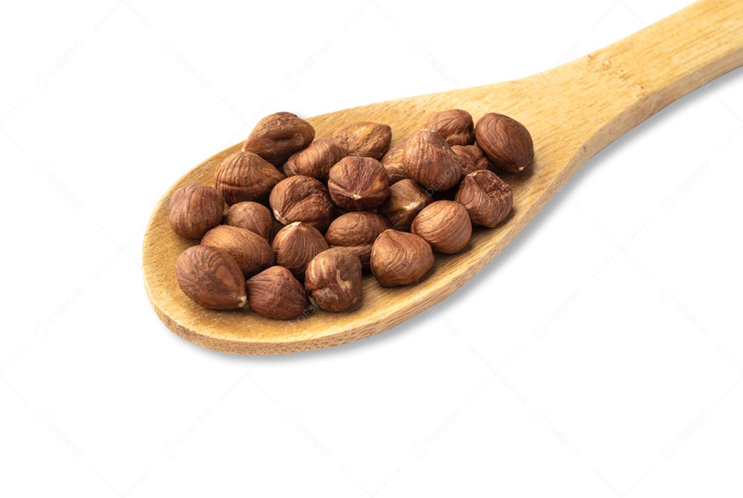 Avelãs em uma colher isolada sobre fundo branco.