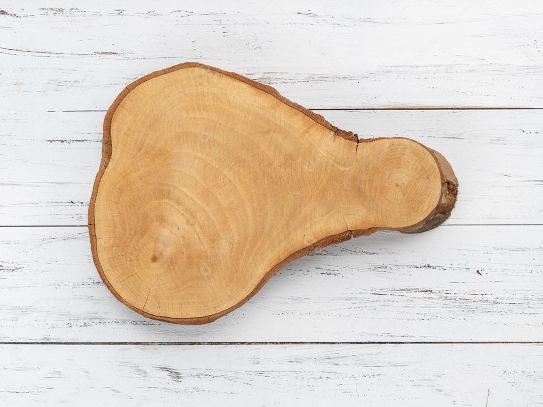 Tábua de madeira rústica vazia com espaço de cópia sobre a mesa de madeira.