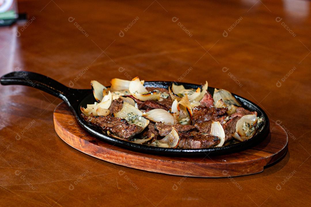 Prato de comida Espaguete ao alho e óleo sobre mesa de madeira