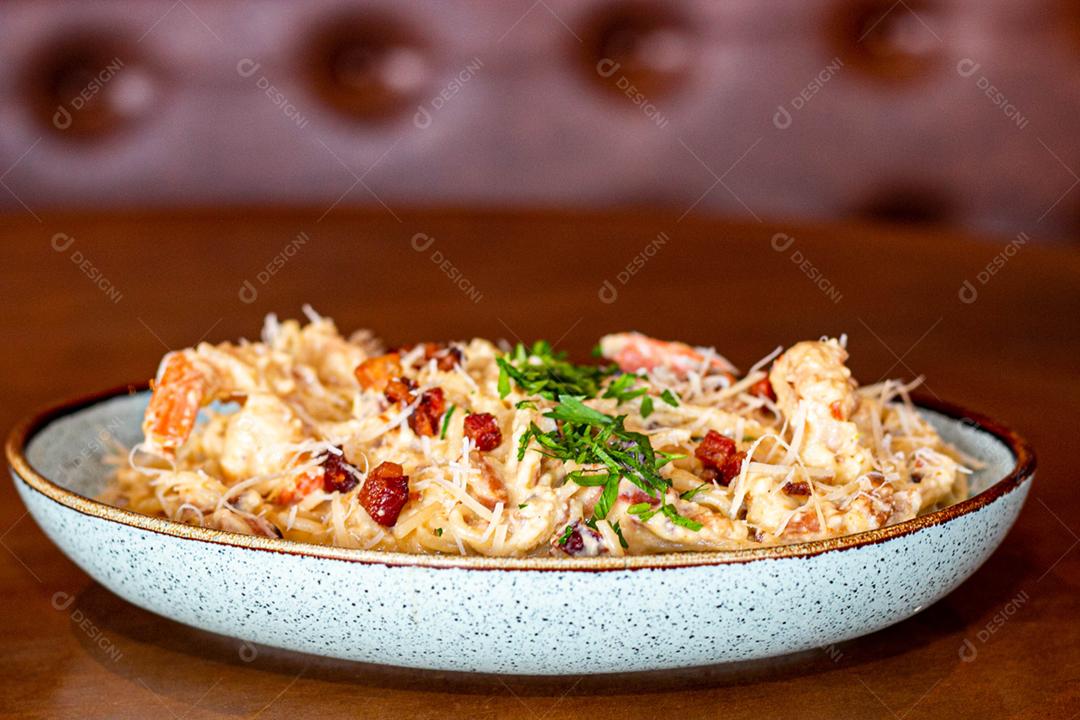 Comida espaguete macarrão sobre mesa de madeira tigela branca